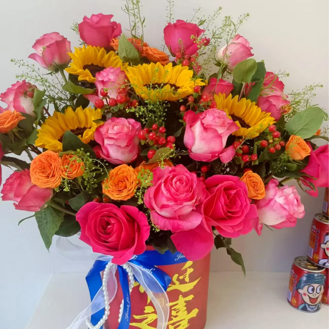 【如意暖居】6朵向日葵搭配21朵粉红玫瑰加配花混搭抱抱桶