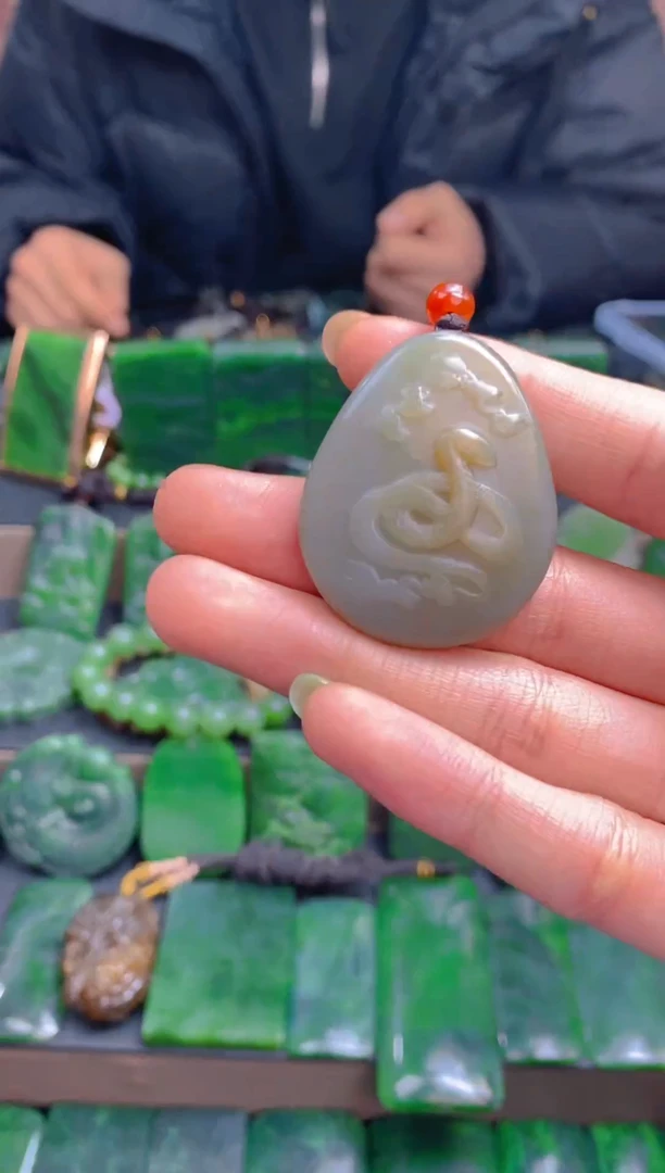 颈饰未镶嵌和田玉1