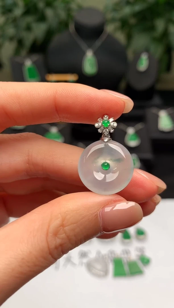 颈饰18K金镶嵌翡翠平安扣