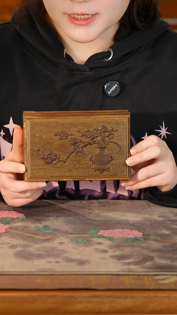 金丝楠木雕款天地盖梅花手捧盒