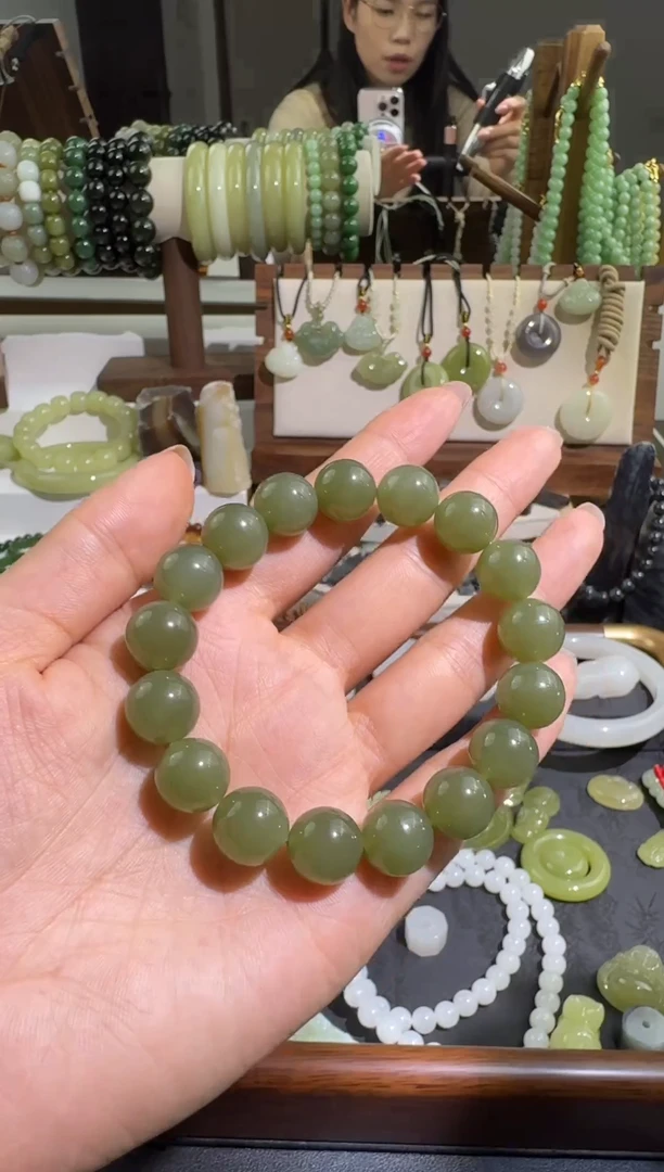 未镶嵌手串和田玉（碧玉）。