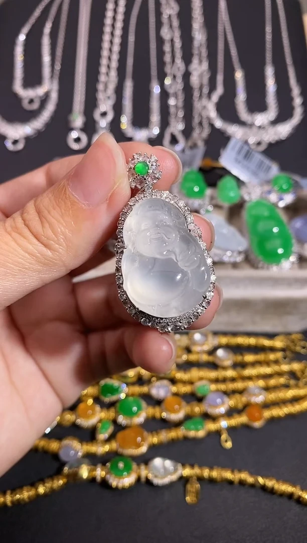 颈饰18K金镶嵌翡翠吊坠