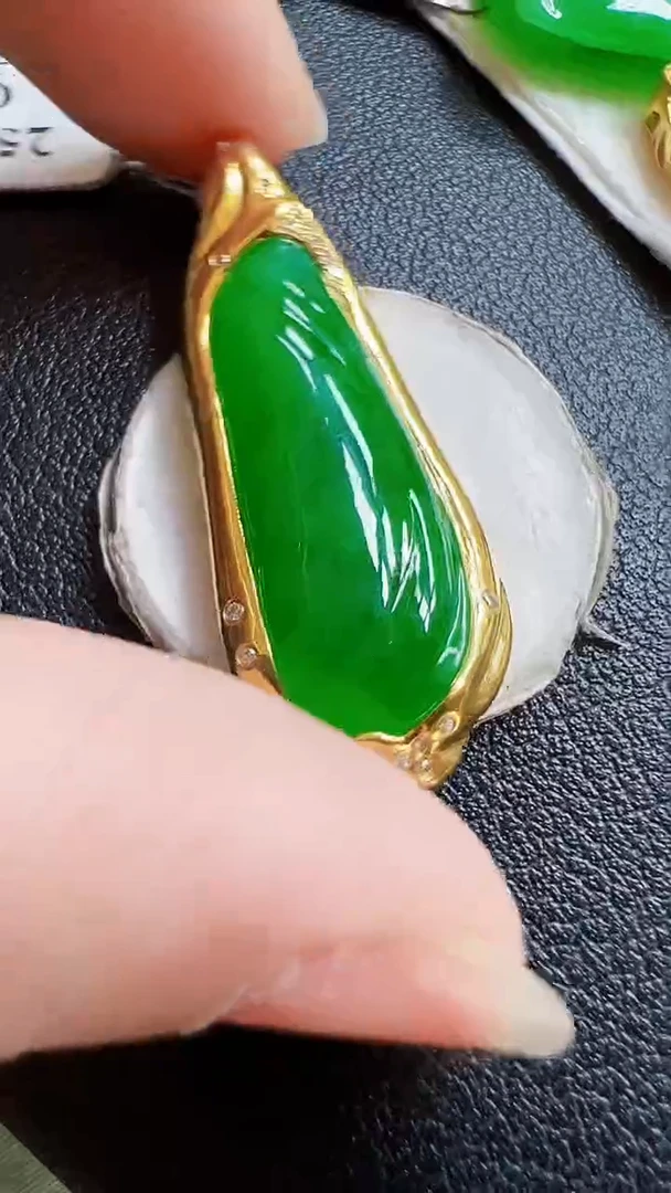 颈饰18K金镶嵌翡翠瓜