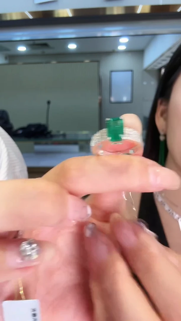 18K金镶嵌戒指祖母绿2.36ct