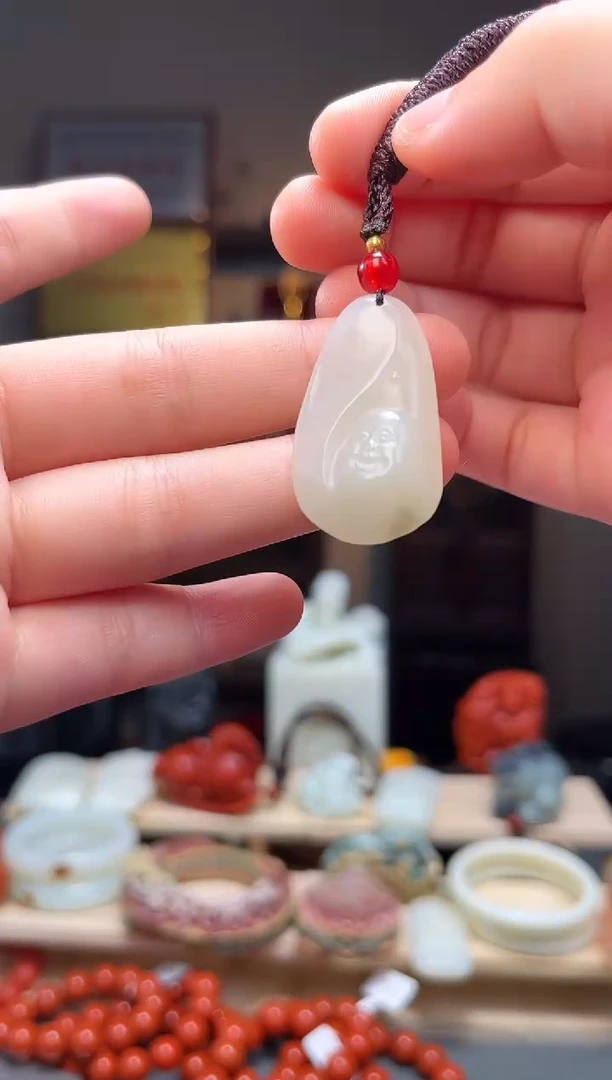 颈饰未镶嵌和田玉吊坠