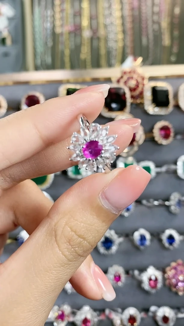 戒指18K金镶嵌红宝石·