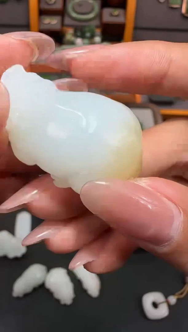 和田玉未镶嵌颈饰吊坠