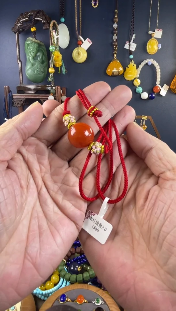 圆**?红色穿绳单珠吊坠项链