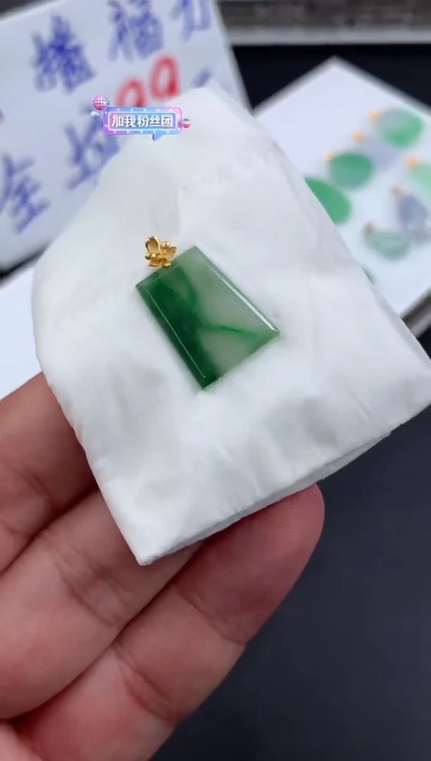 颈饰18K金镶嵌翡翠小*神翡翠