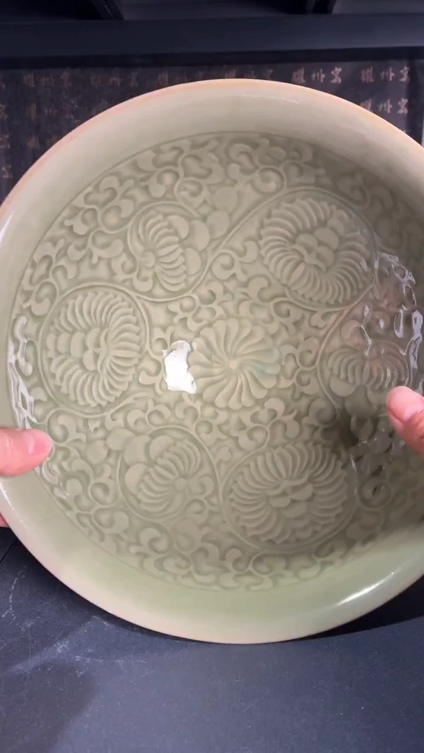 耀州窑仰山大团菊碗微瑕