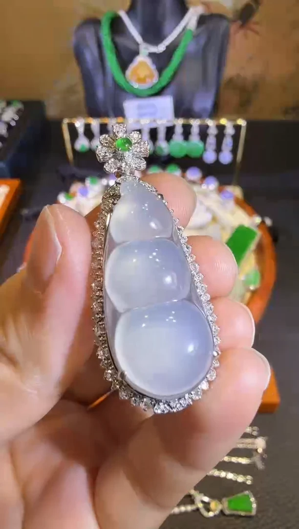 【闪购商品】翡翠吊坠(赠链)18K金镶嵌玻璃种极光白大福豆吊坠