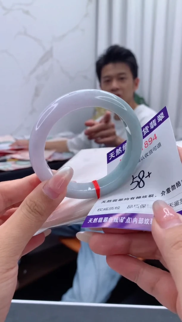 未镶嵌手镯翡翠有纹，完美者勿拍