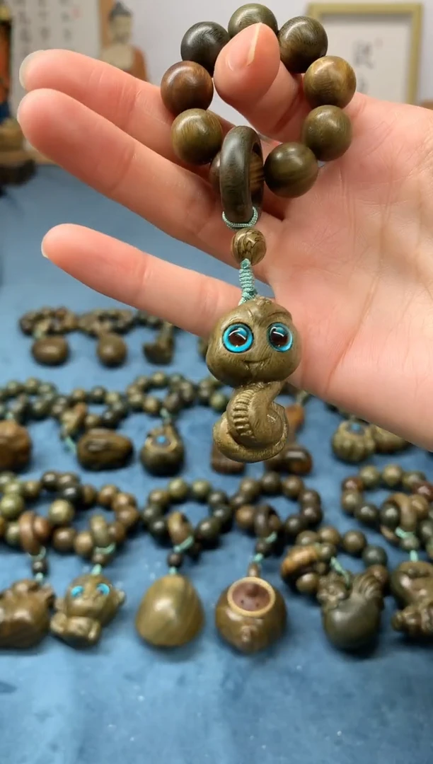 【闪购商品】维腊木（绿檀）把件 小萌蛇 盘玩件