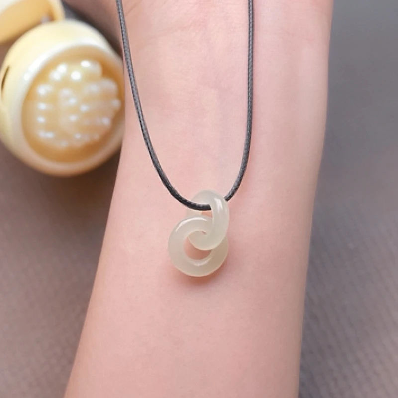 天然和田玉大号环环相扣吊坠