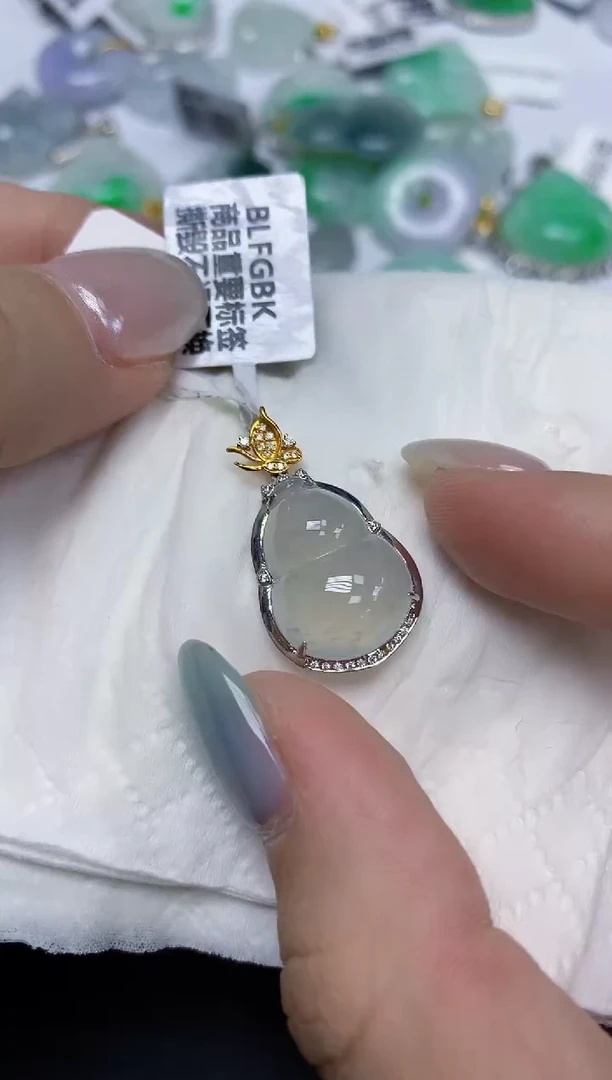 翡翠18K金镶嵌颈饰天然缅甸翡翠A货