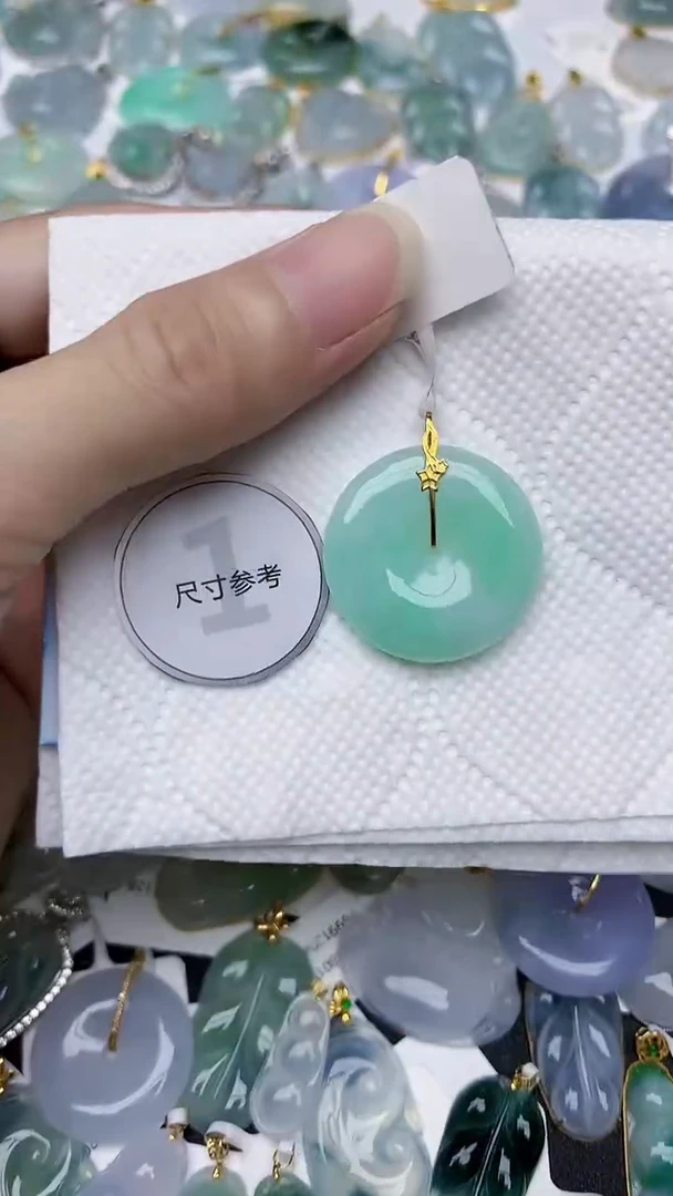 颈饰18K金镶嵌翡翠天然A货翡翠
