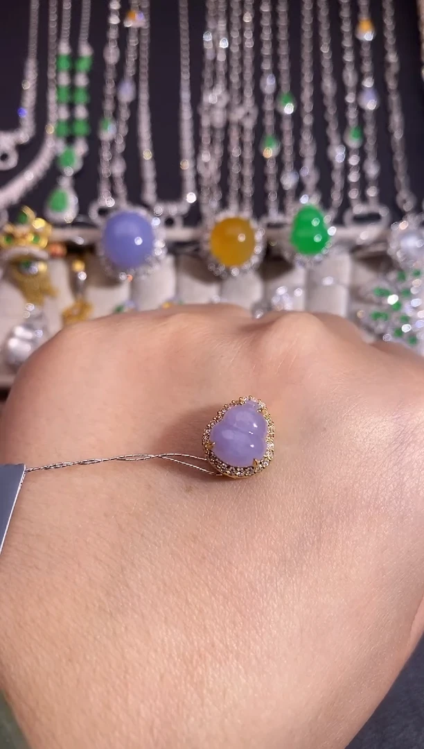 颈饰18K金镶嵌翡翠吊坠