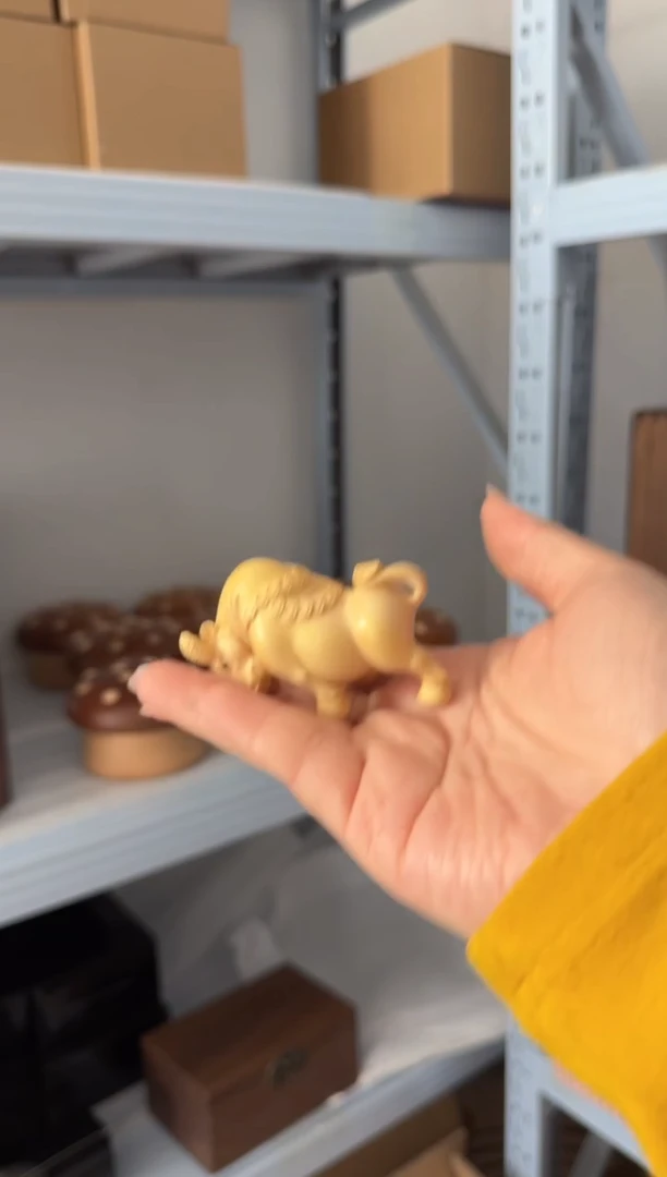 木黄杨木牛摆件