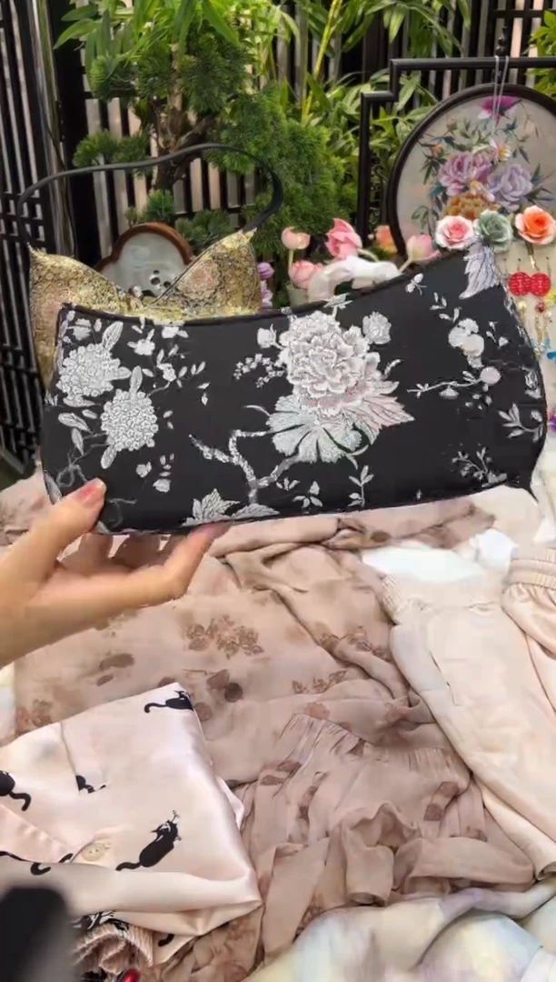 织绣捞****民非遗手工苏绣饰品