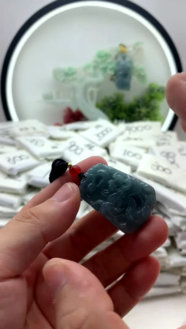 翡翠未镶嵌颈饰小龙牌