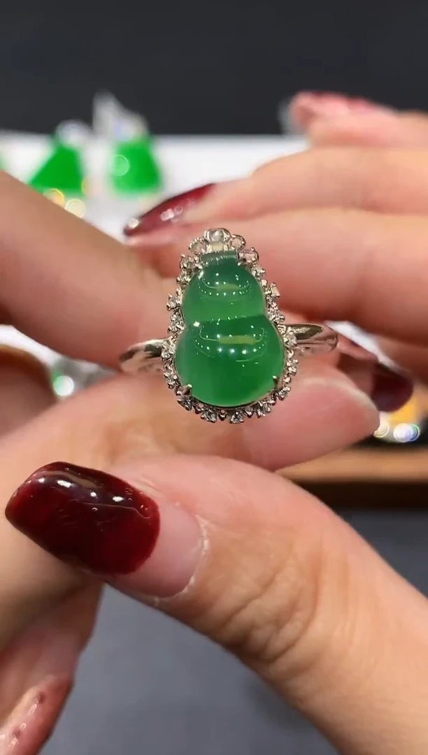 18K金镶嵌戒指翡翠多样性发其一