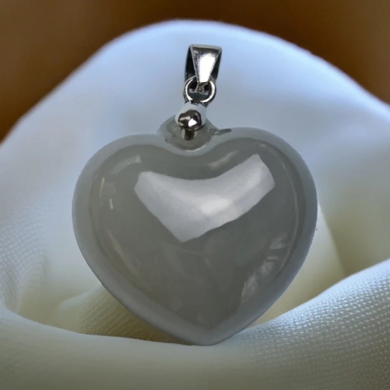 和田玉吊坠  烟灰心形