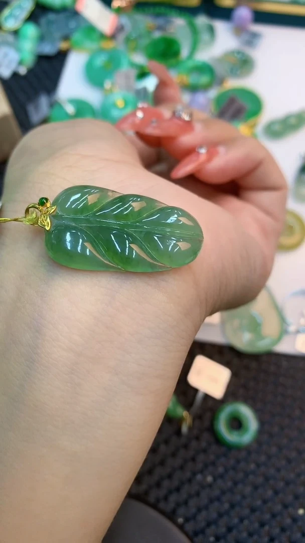 颈饰18K金镶嵌翡翠1