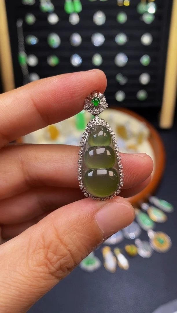 翡翠18K金镶嵌颈饰高冰橄榄绿福豆吊坠