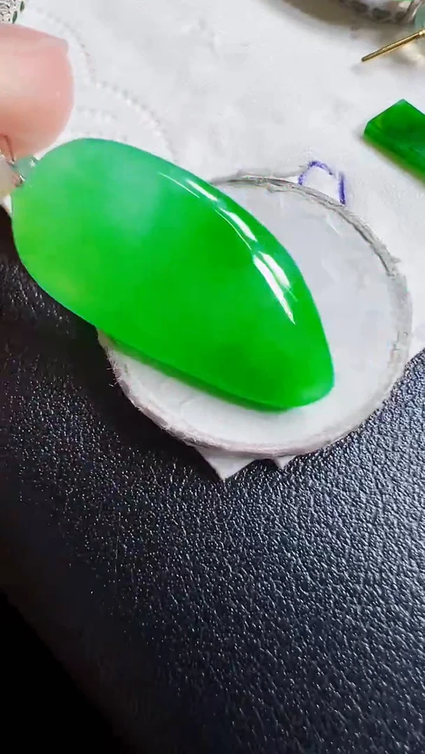 颈饰18K金镶嵌翡翠瓜