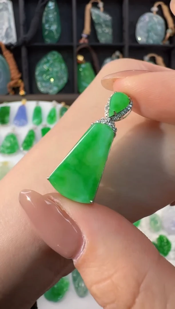 颈饰18K金镶嵌翡翠缅甸A货翡翠