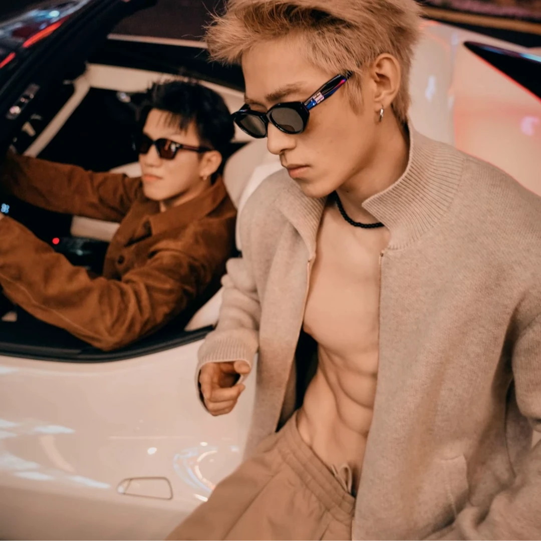 SEE ALSO『果子哥同款』超精纺绵羊毛老钱新贵翻领立领拉链毛衣外套