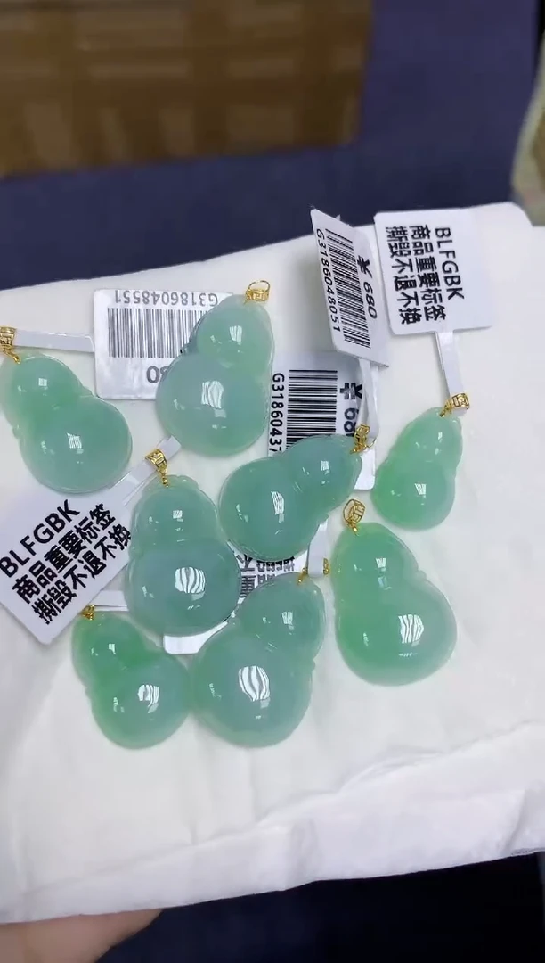 翡翠18K金镶嵌颈饰天然缅甸翡翠A货多样性发其一