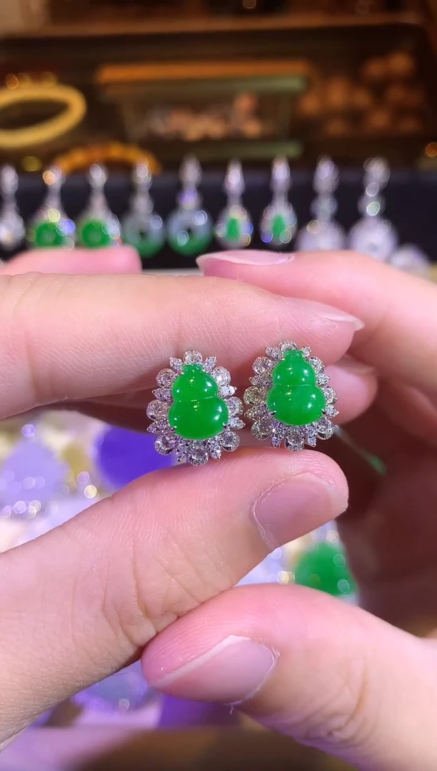 翡翠18K金镶嵌耳饰满色阳绿葫芦耳包