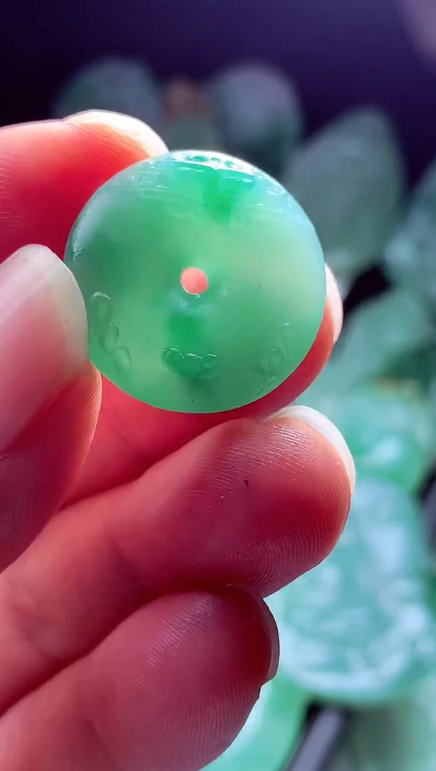 未镶嵌定制翡翠琳****?翡翠毛货定制