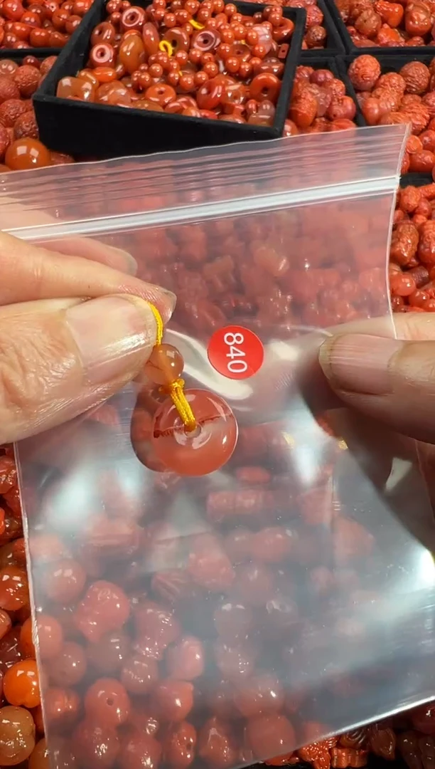 南红玛瑙未镶嵌颈饰1