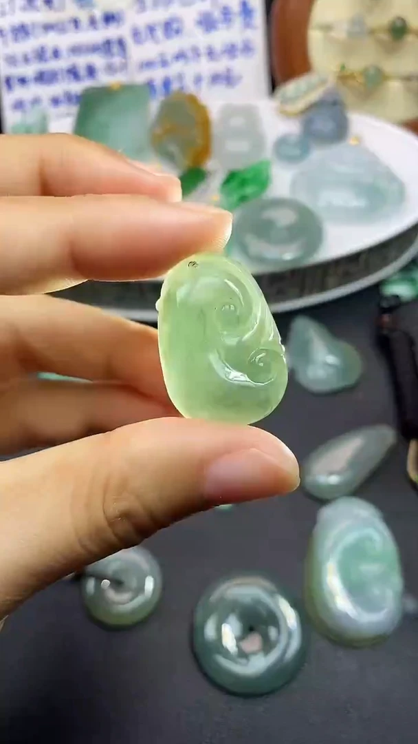 颈饰未镶嵌翡翠吊坠