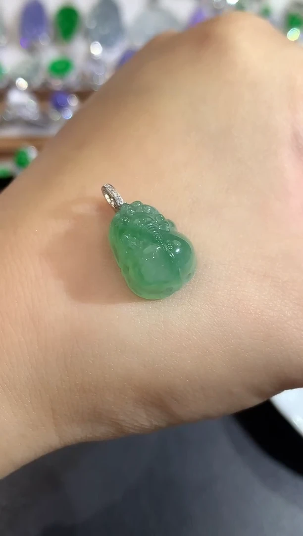 颈饰18K金镶嵌翡翠吊坠