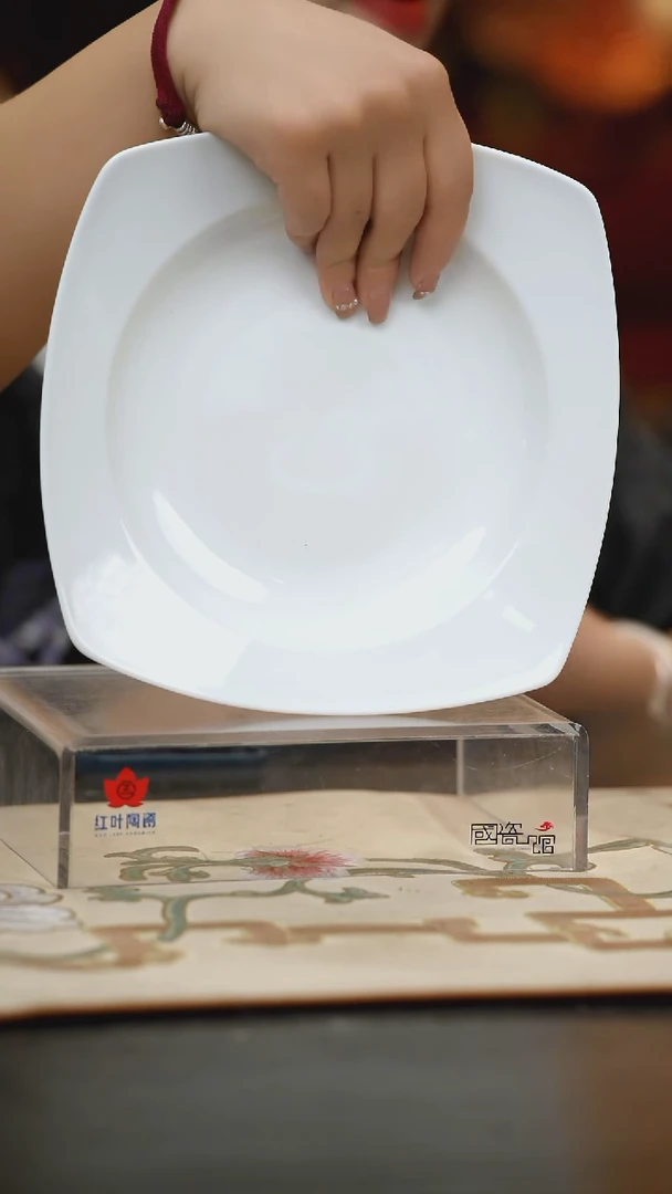 2个微瑕白胎9.5英寸天方地园四方盘（无底款）