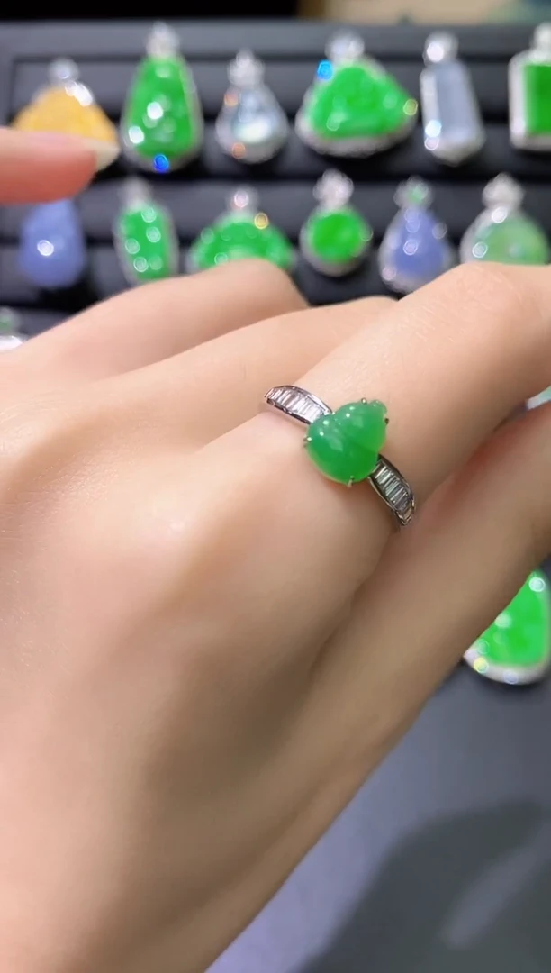 18K金镶嵌戒指翡翠8葫芦