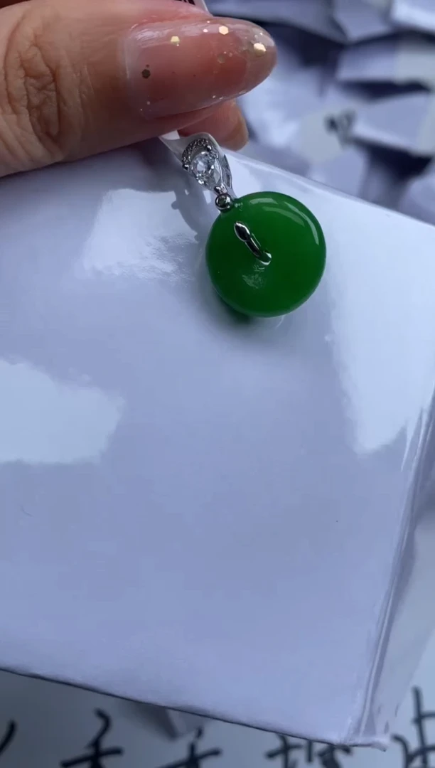 翡翠未镶嵌颈饰一物一拍，所拍即所得