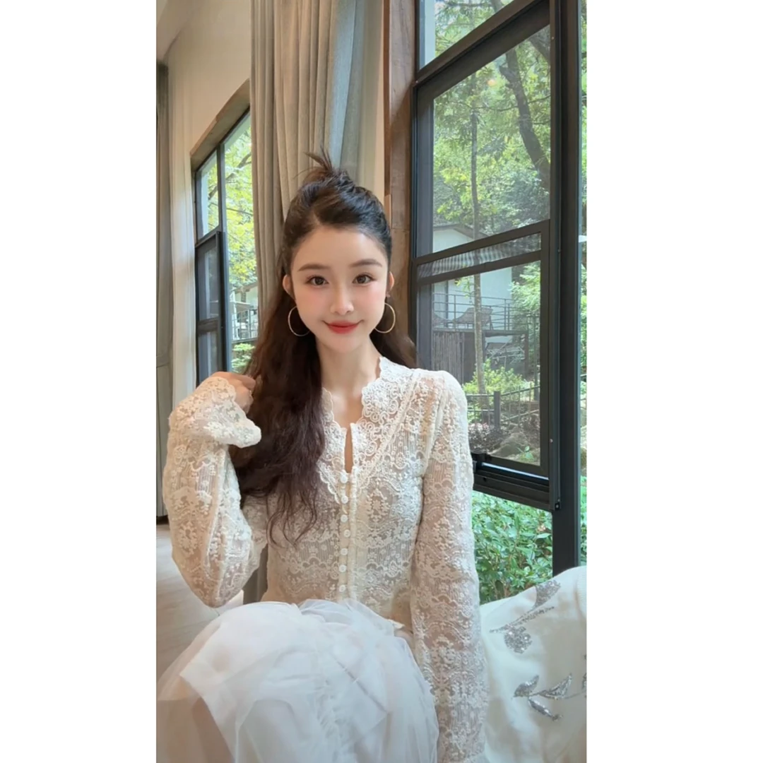 洋洋优选-秋冬新品重工刺绣蕾丝V领单排扣设计衬衣开衫女 YY70666