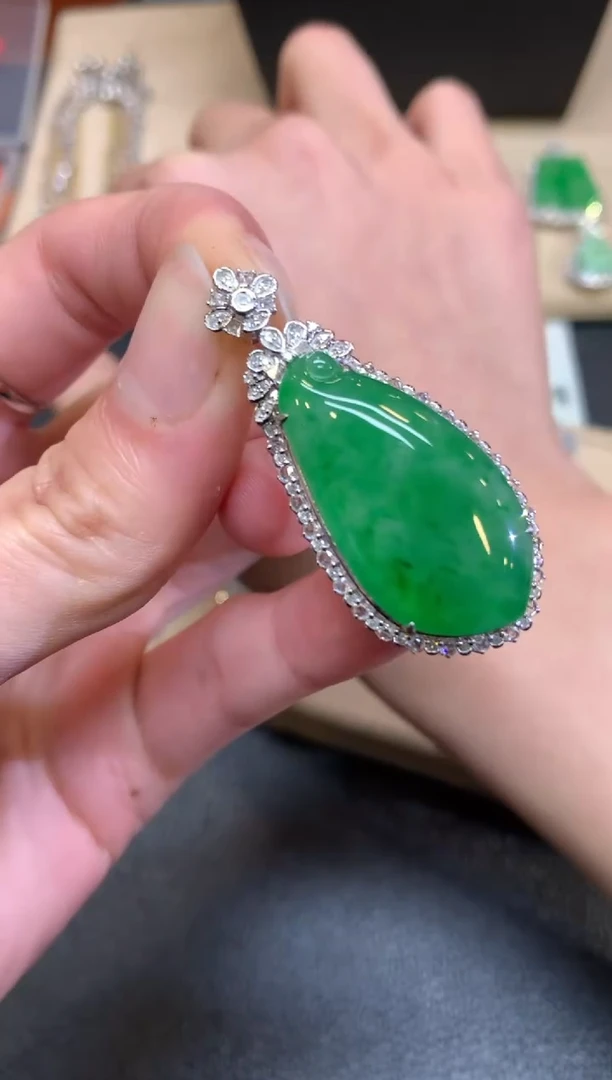 【闪购商品】翡翠颈饰18K金镶嵌福瓜【无服务费】