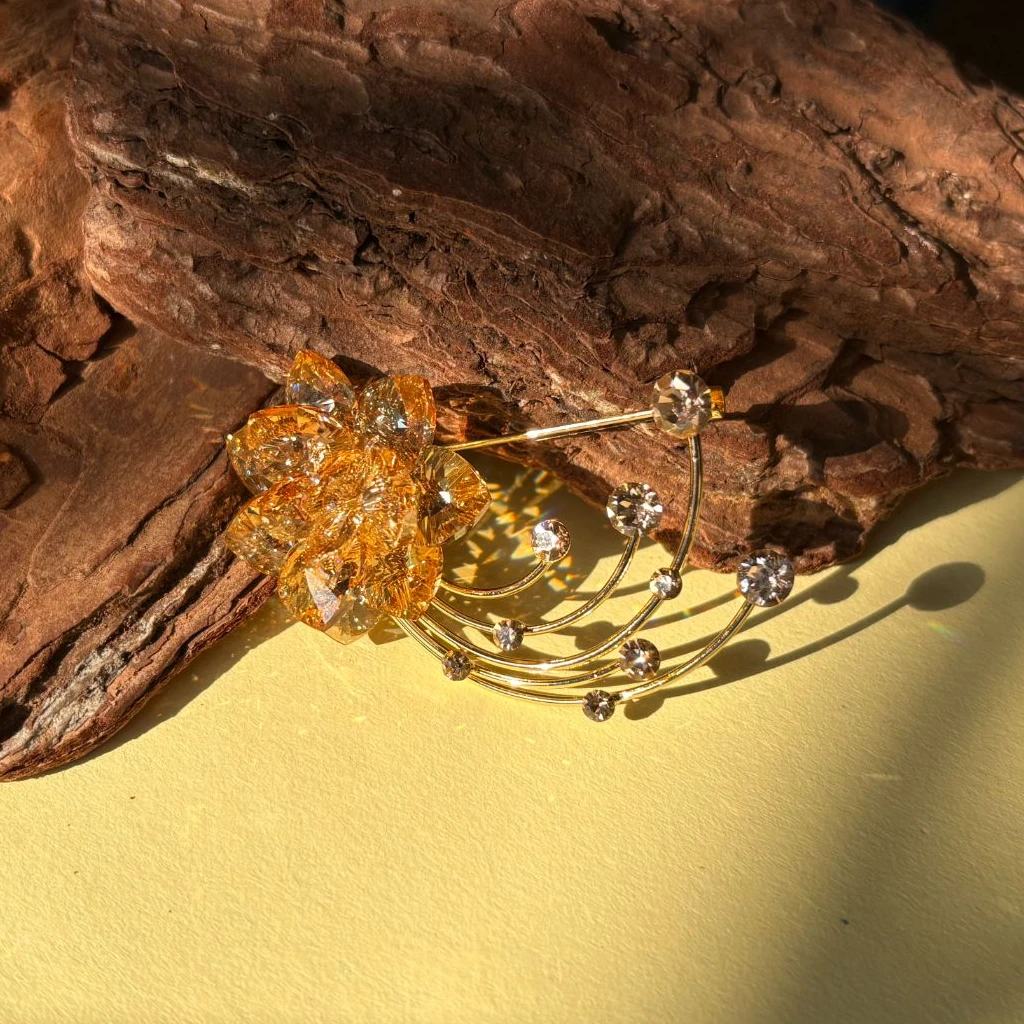 铜合金胸针 爆闪璀璨奥地利水晶莲花朵胸针大衣优雅西装配饰胸花