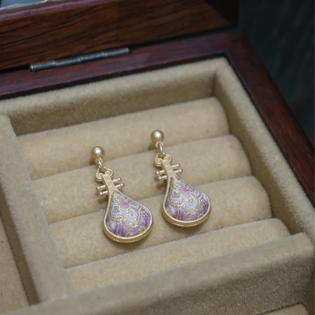 宋锦上久楷粉定胜纹琵琶耳坠成品布艺手工制作