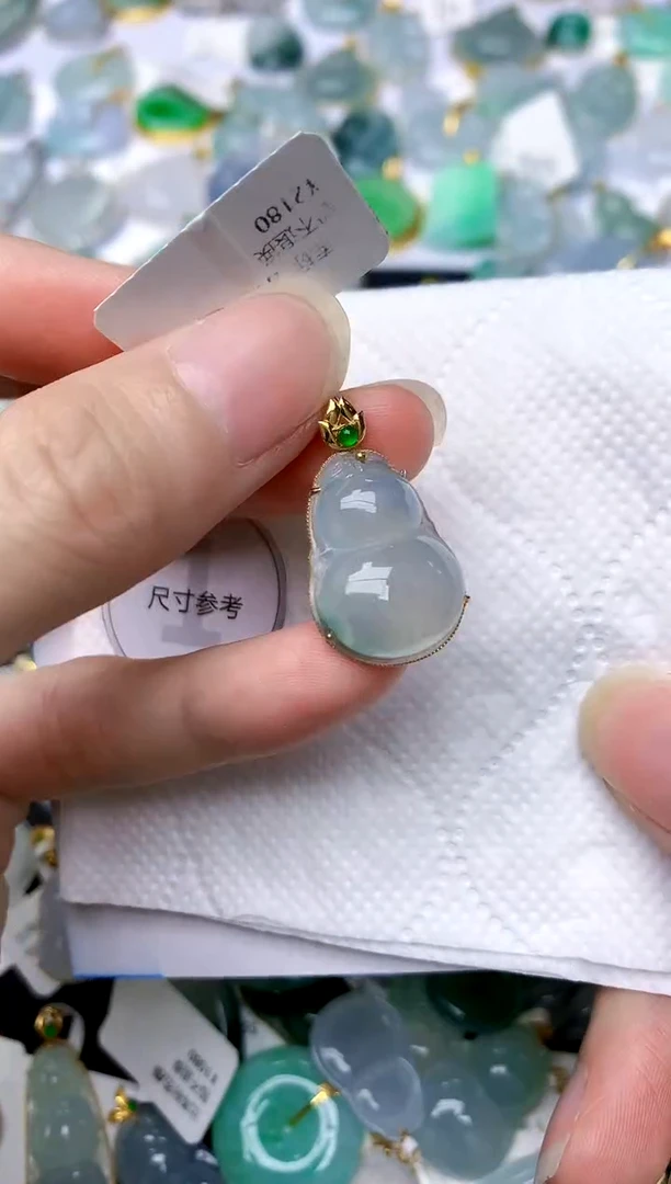 颈饰18K金镶嵌翡翠天然A货翡翠