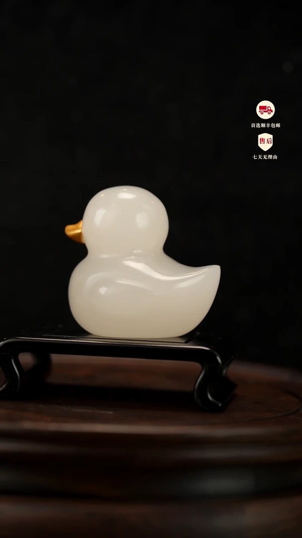 云南石荔枝白雕刻：快乐鸭摆件
