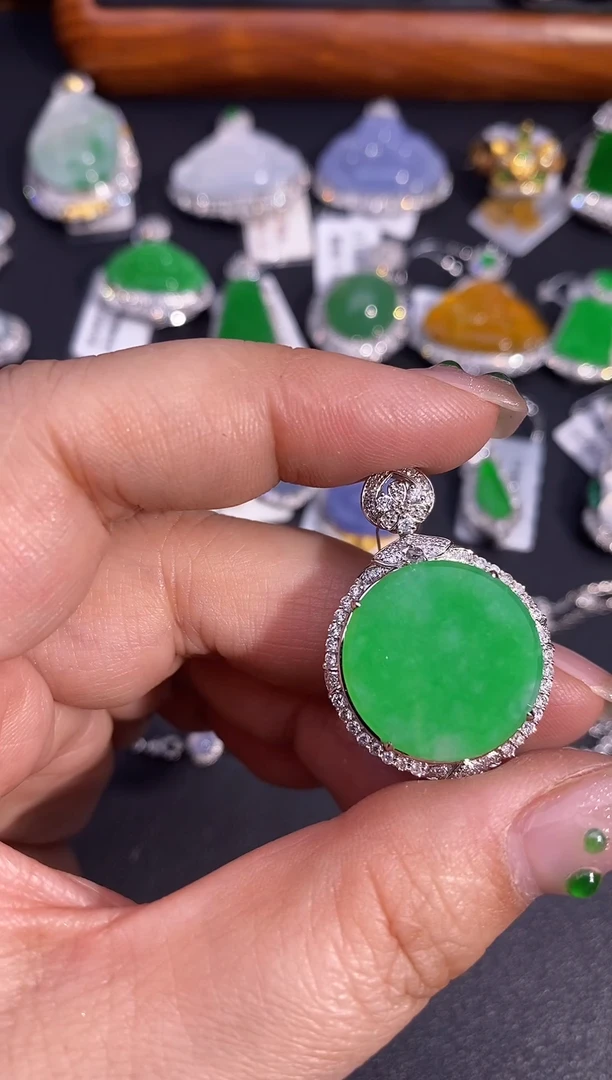 【闪购商品】翡翠颈饰18K金镶嵌吊坠