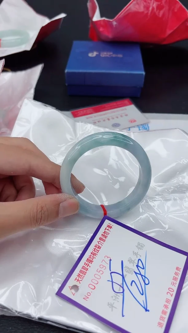 翡翠手镯未镶嵌1