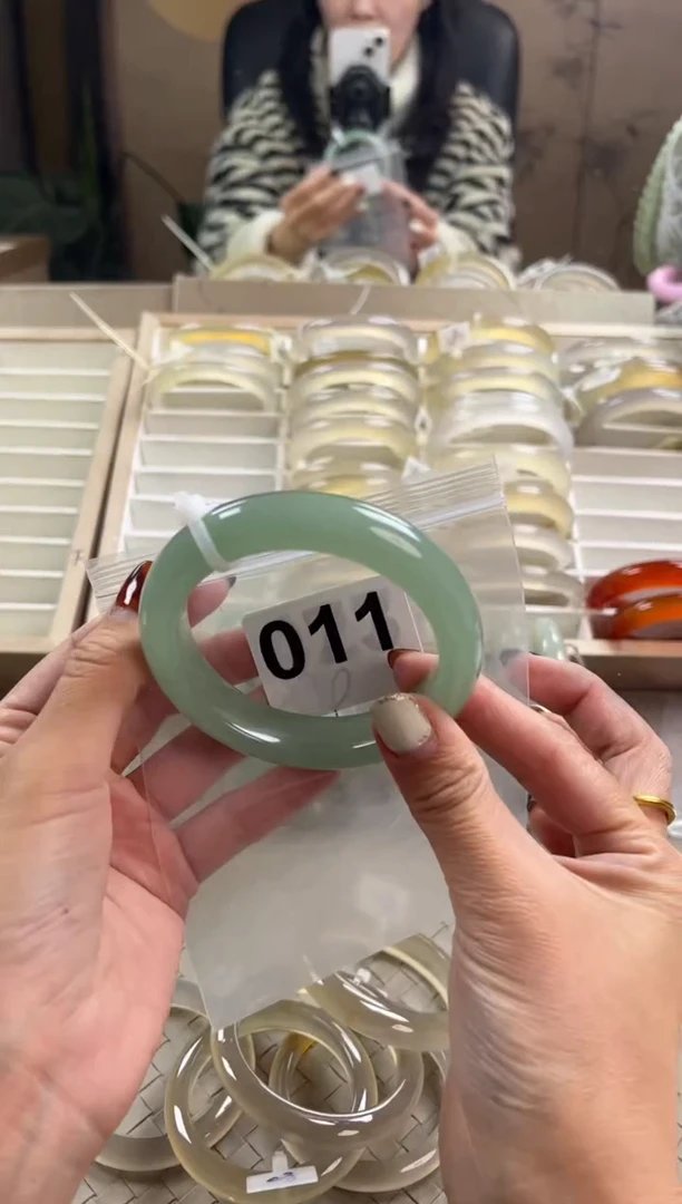 未镶嵌手镯石英质玉仰****人011