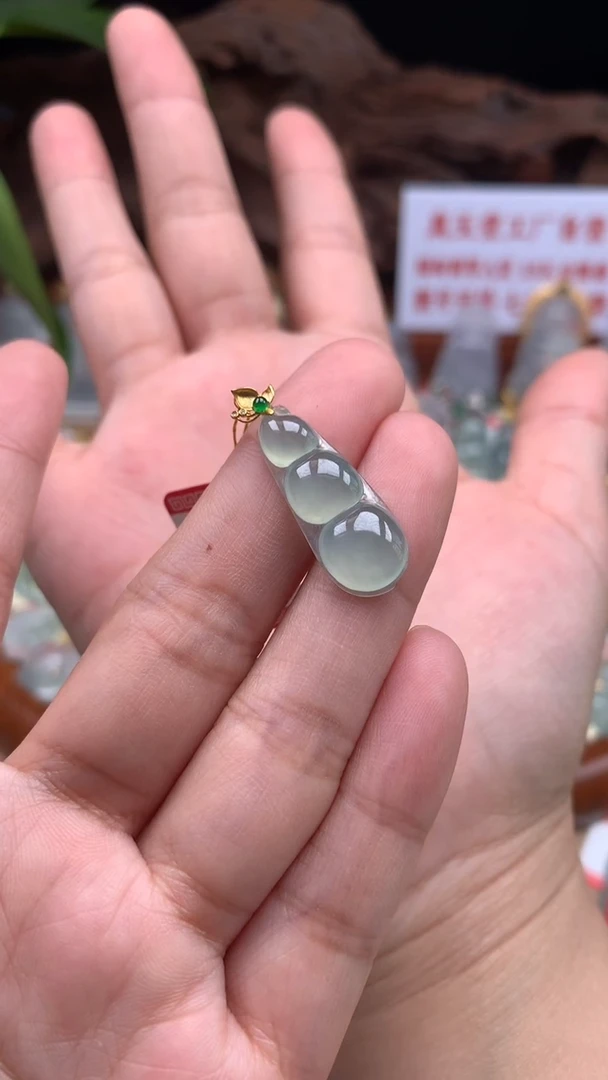 【闪购商品】翡翠吊坠(不含链)18K金镶嵌豆子